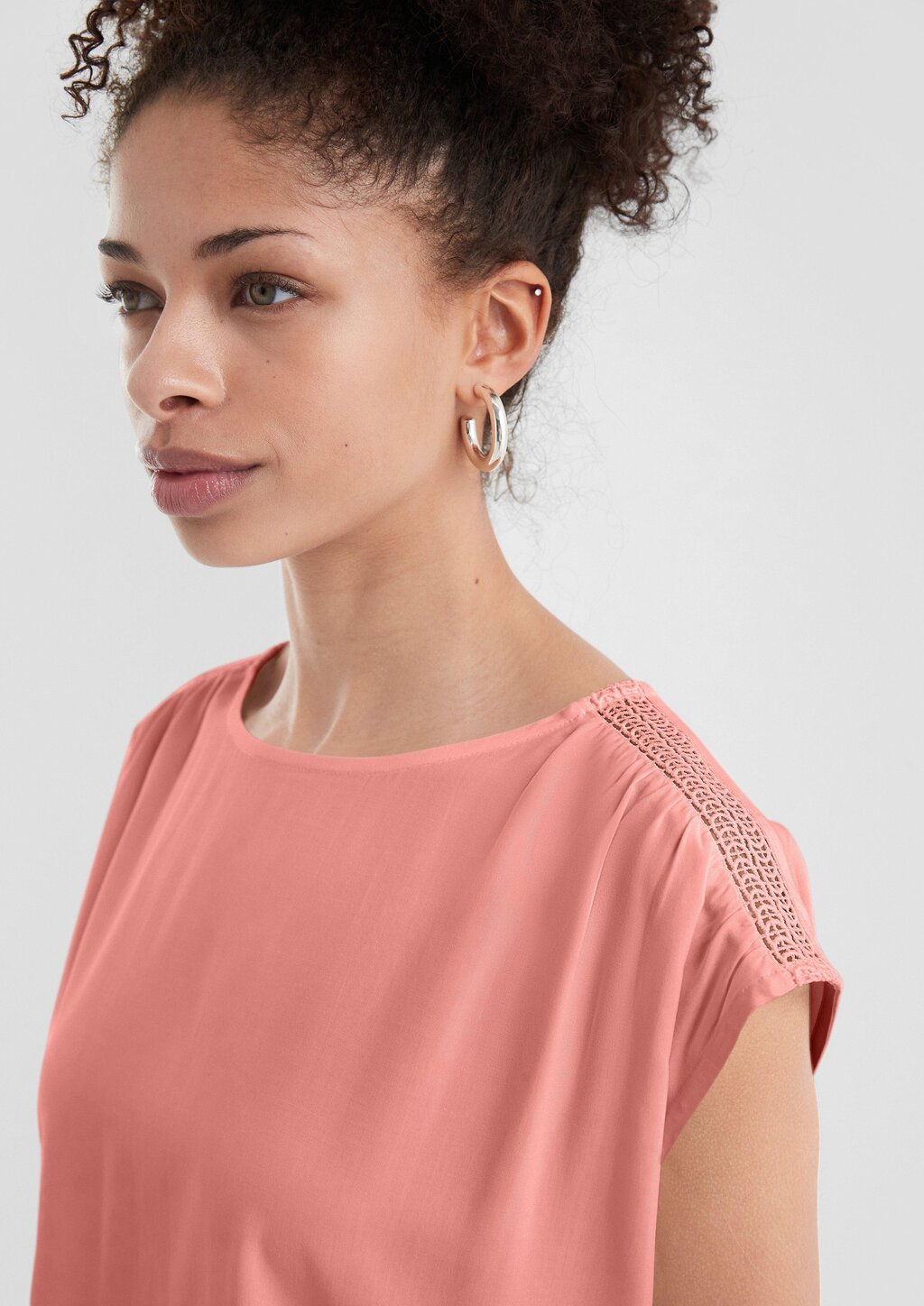 Lockere Viskosebluse mit Spitzeneinsatz