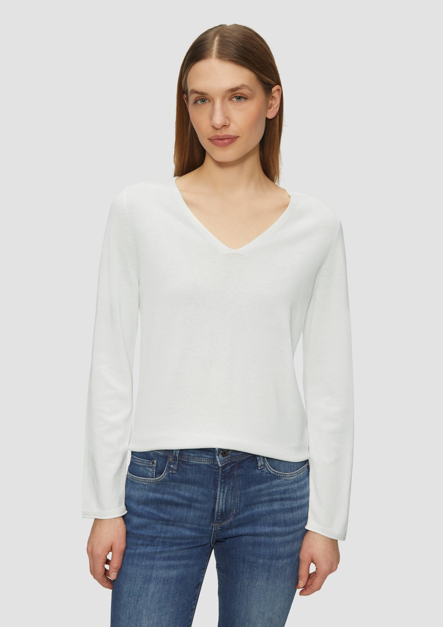 Feinstrickpullover mit V-Ausschnitt und Rollkante am Saum