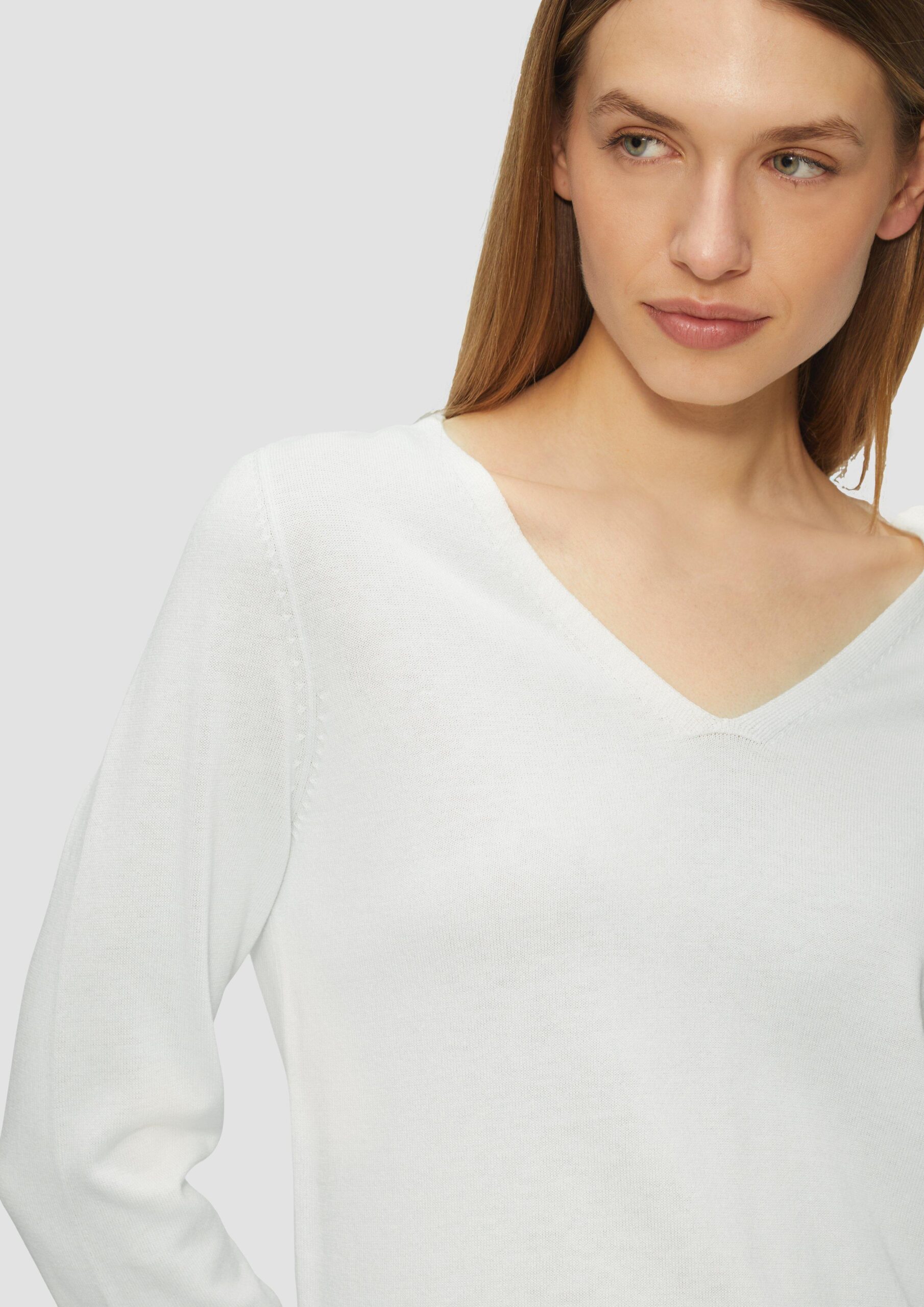 Feinstrickpullover mit V-Ausschnitt und Rollkante am Saum