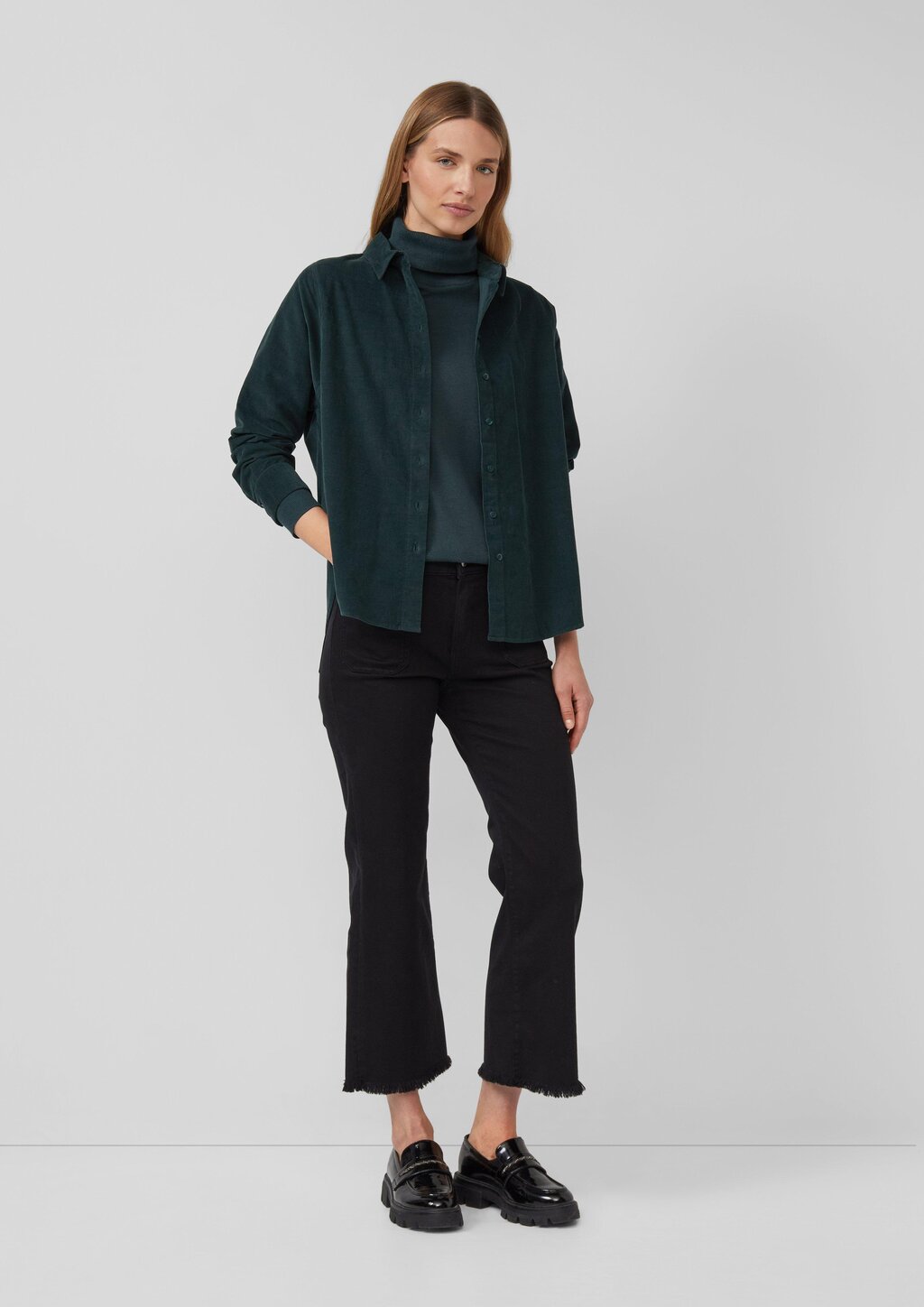 Cropped Jeans / Slim Fit / Mid Rise / Flared Leg / Fransensaum