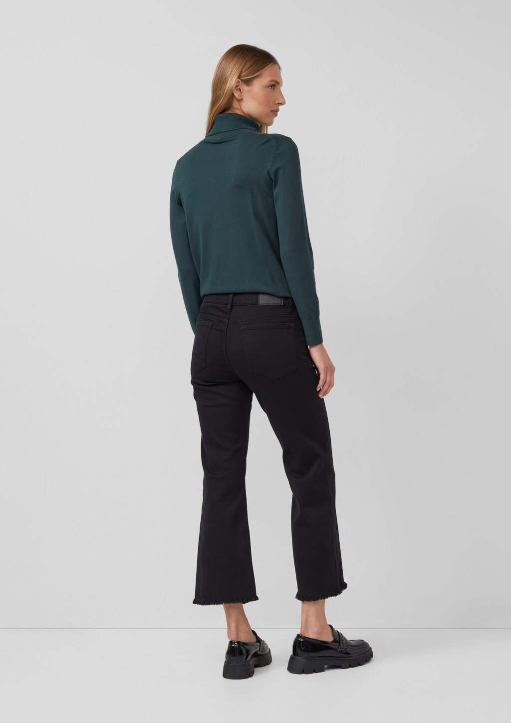 Cropped Jeans / Slim Fit / Mid Rise / Flared Leg / Fransensaum