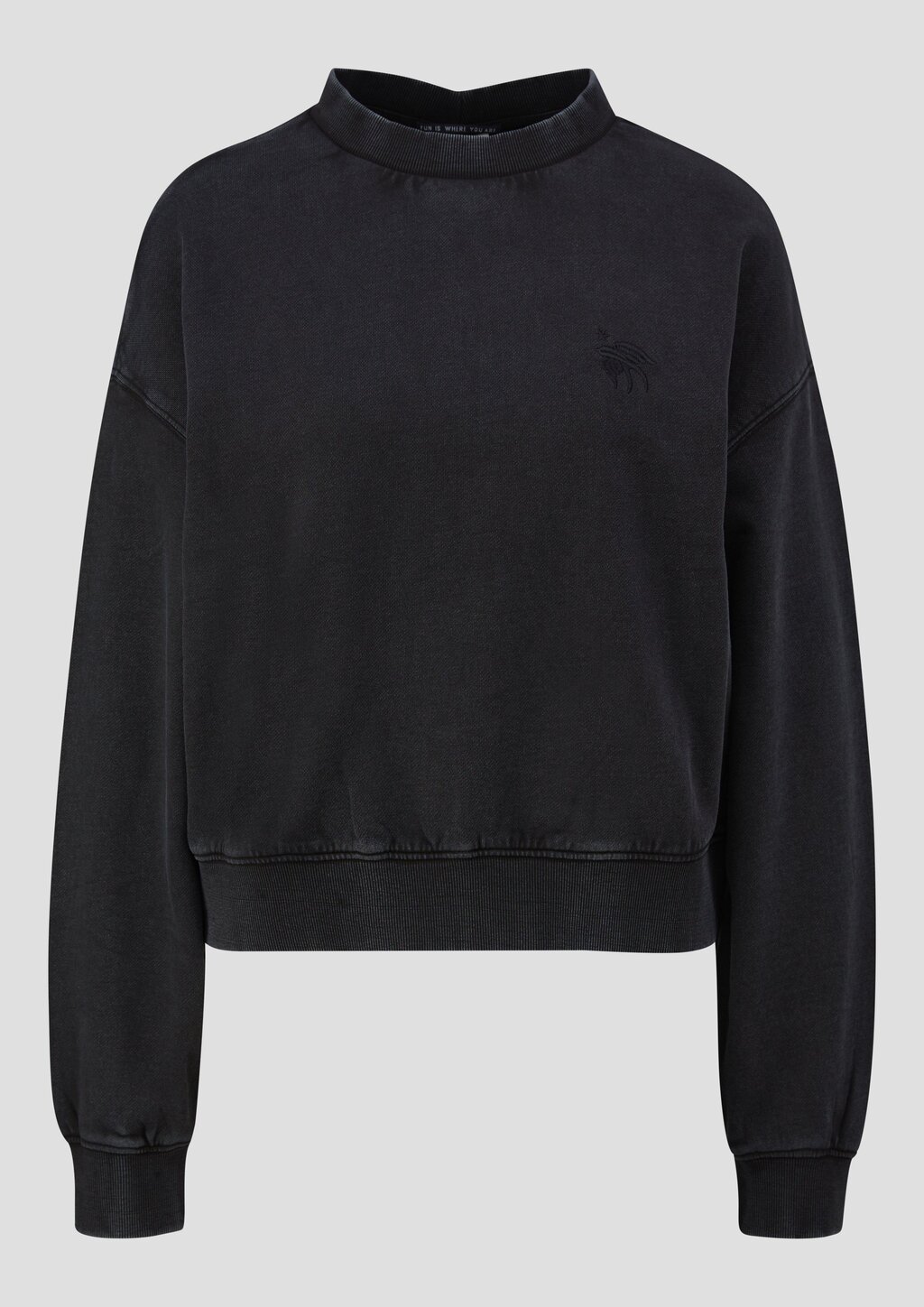 Gewaschenes Sweatshirt mit kleiner Stickerei