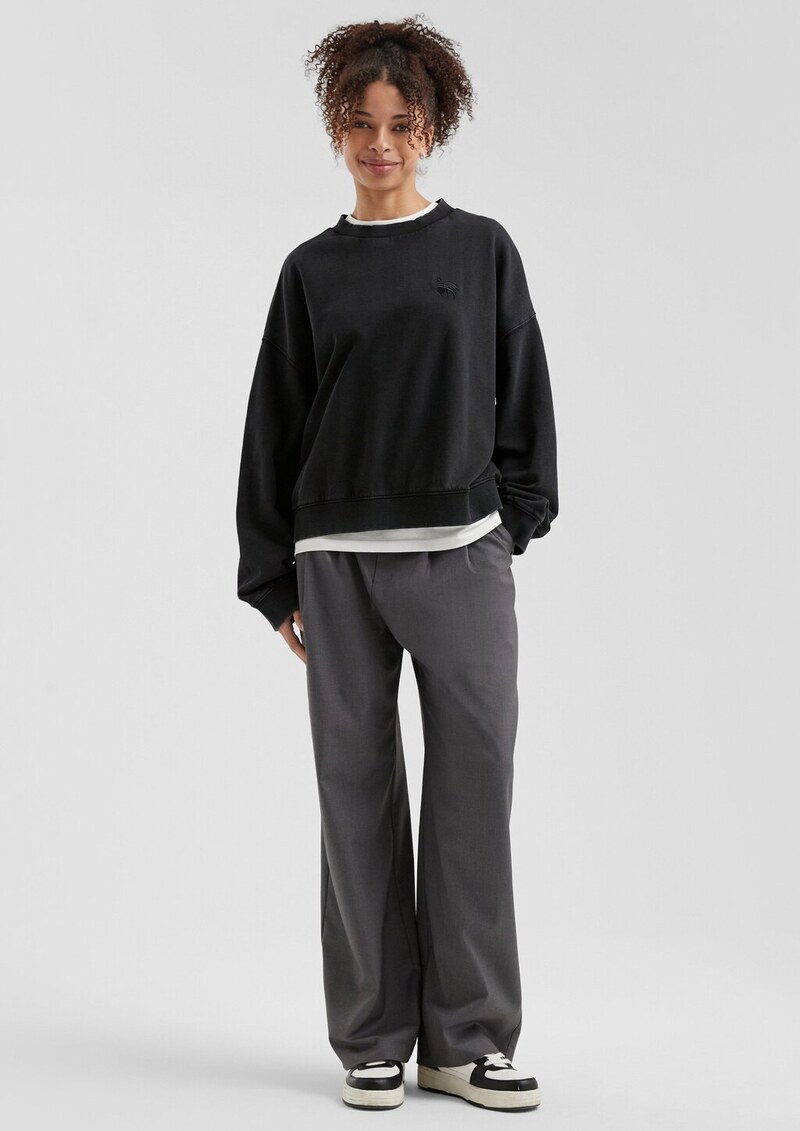 Gewaschenes Sweatshirt mit kleiner Stickerei