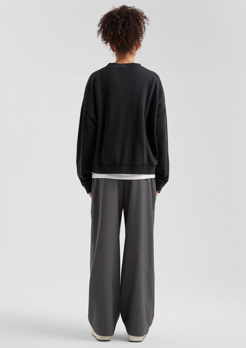 Gewaschenes Sweatshirt mit kleiner Stickerei