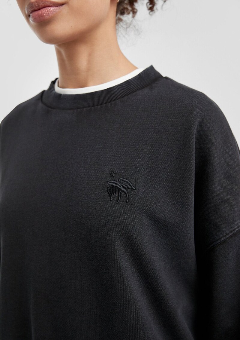 Gewaschenes Sweatshirt mit kleiner Stickerei
