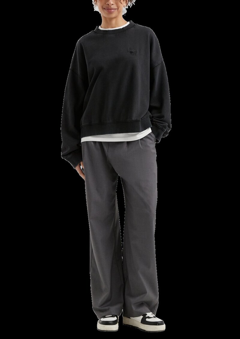 Gewaschenes Sweatshirt mit kleiner Stickerei