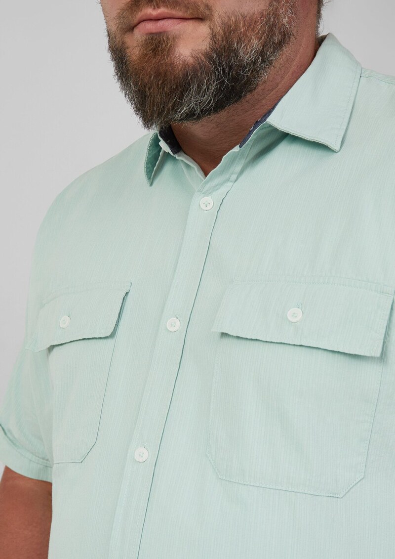 Regular Fit: Kurzarmhemd mit Strukturstreifen und Kentkragen