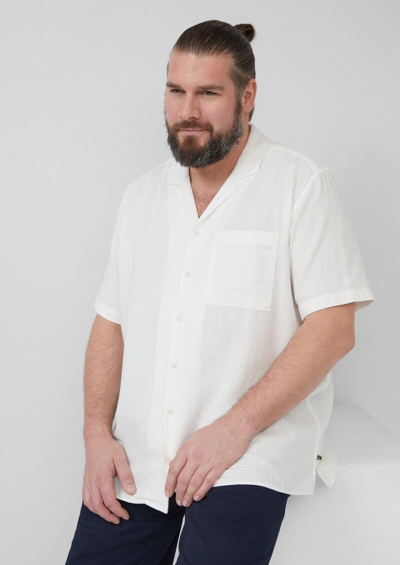 Resort Fit: Strukturiertes Kurzarm-Hemd mit Brusttasche
