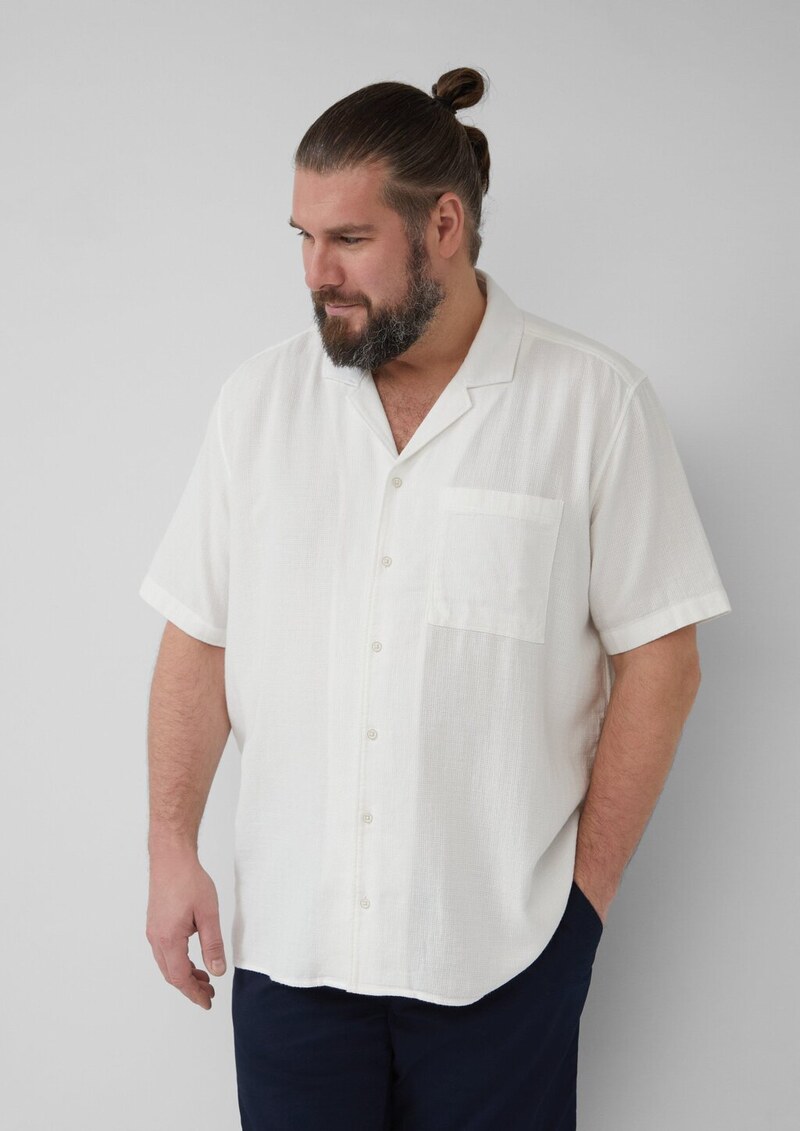 Resort Fit: Strukturiertes Kurzarm-Hemd mit Brusttasche