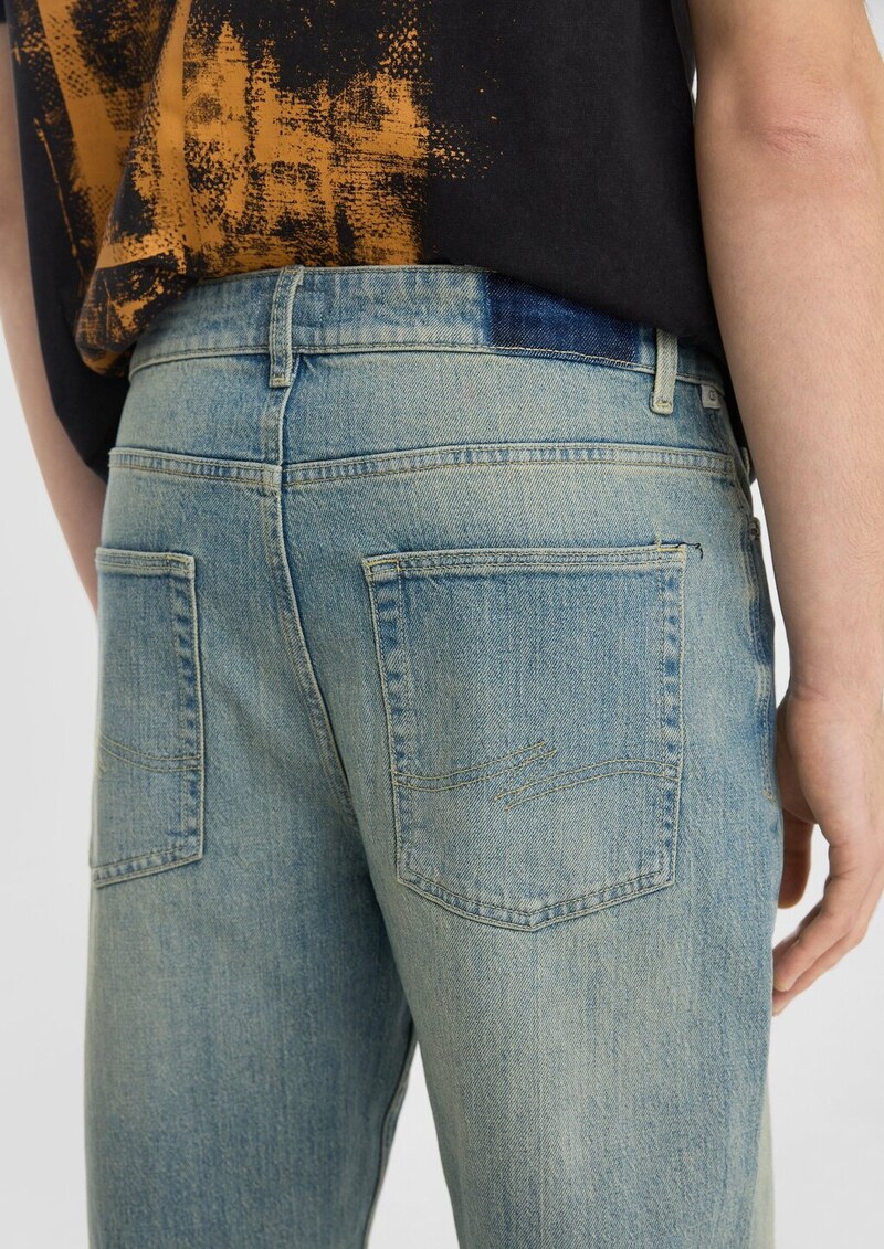 Devon: Relaxed Fit / Mid Rise / Tapered Leg