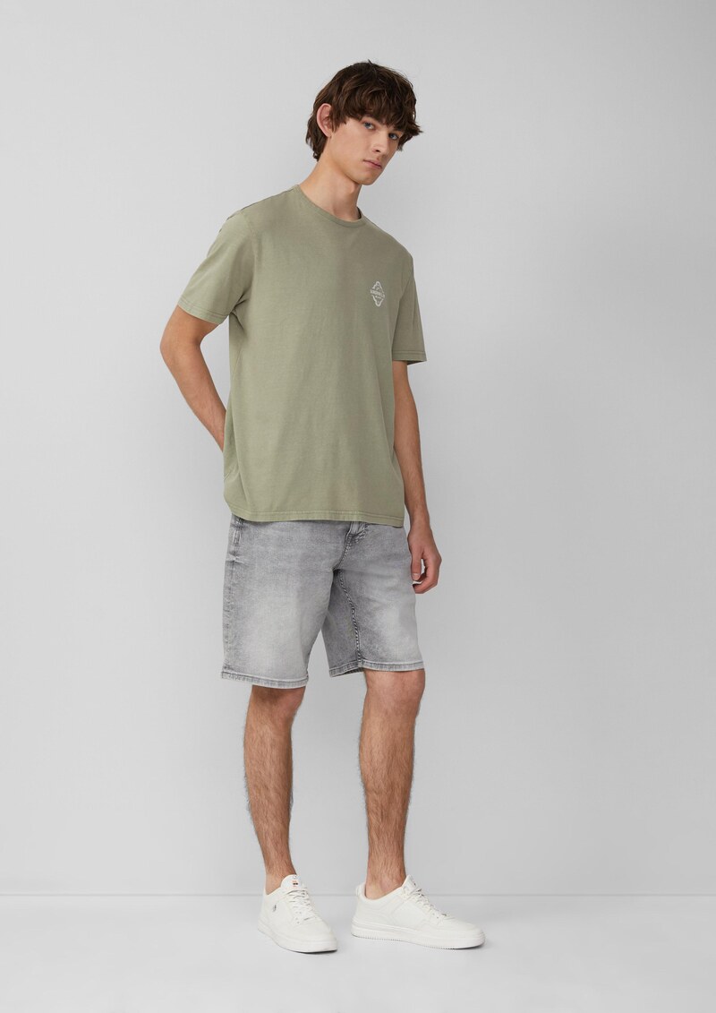 Gewaschenes T-Shirt mit Front- und Rückenprint