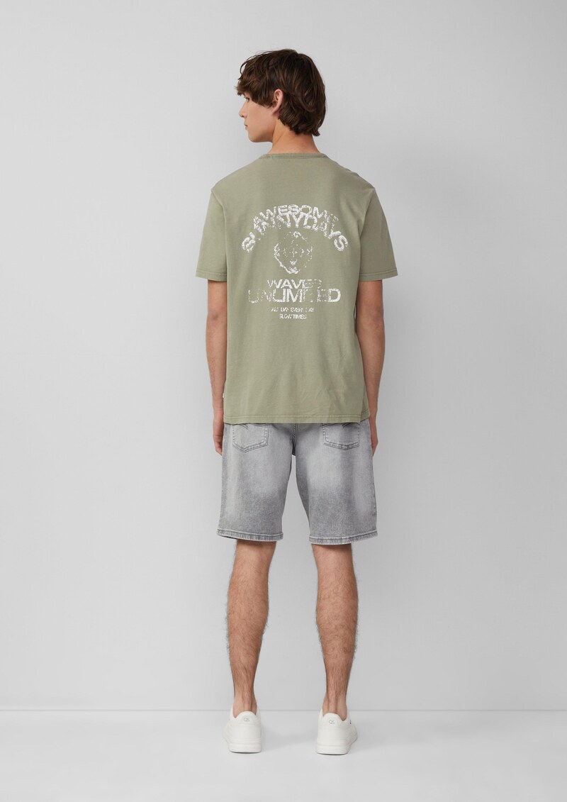 Gewaschenes T-Shirt mit Front- und Rückenprint