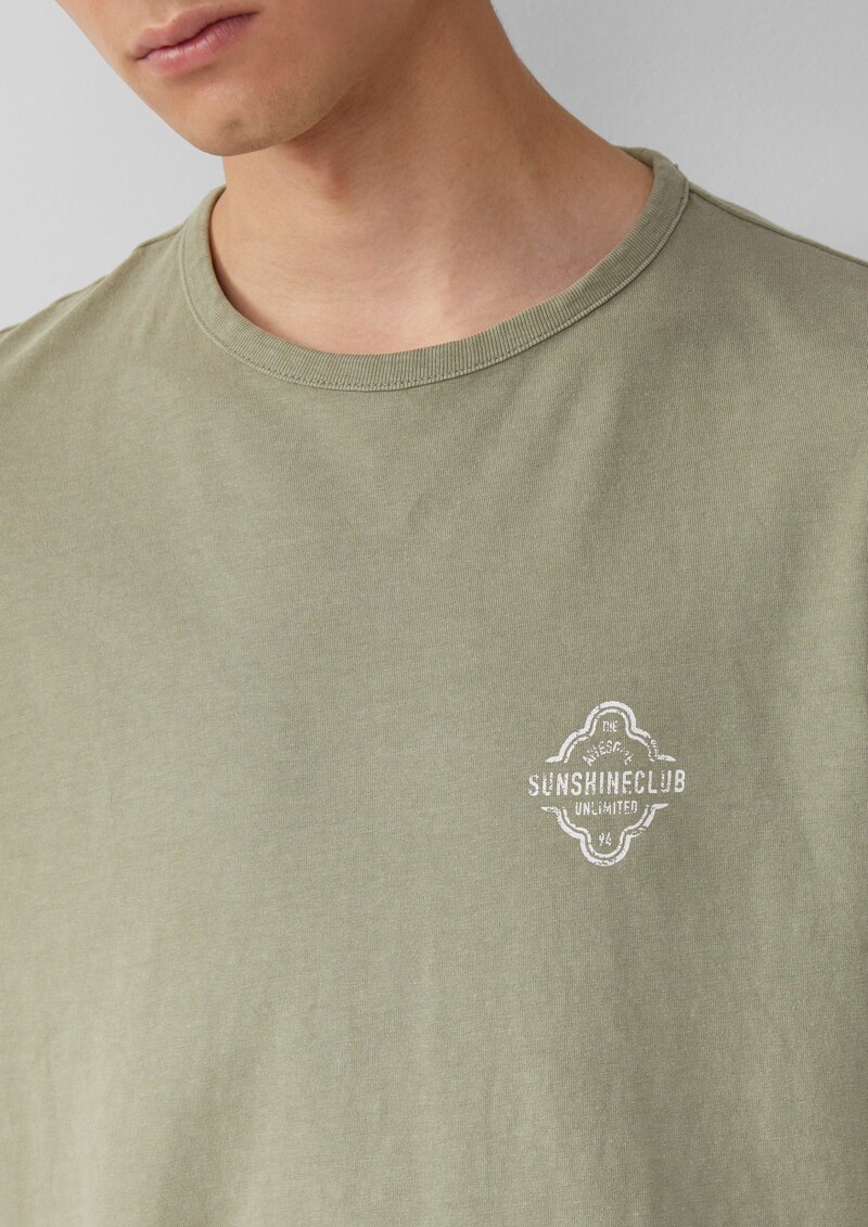 Gewaschenes T-Shirt mit Front- und Rückenprint