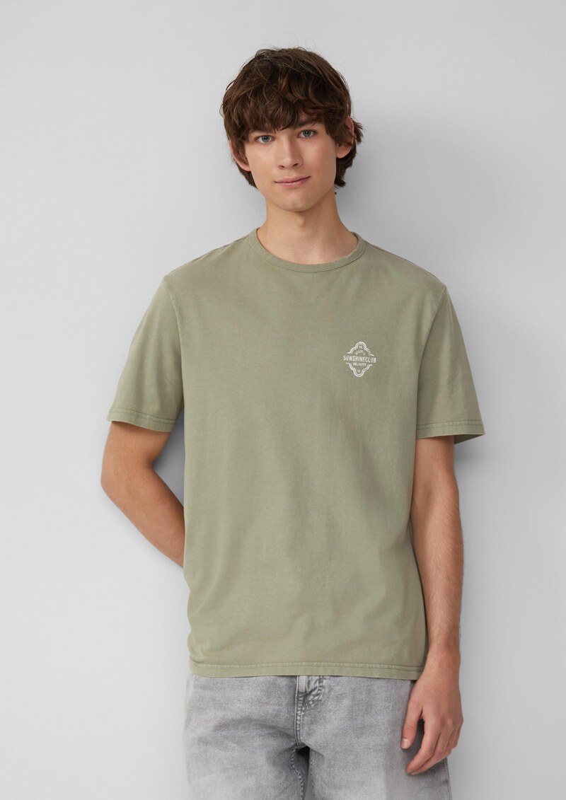 Gewaschenes T-Shirt mit Front- und Rückenprint