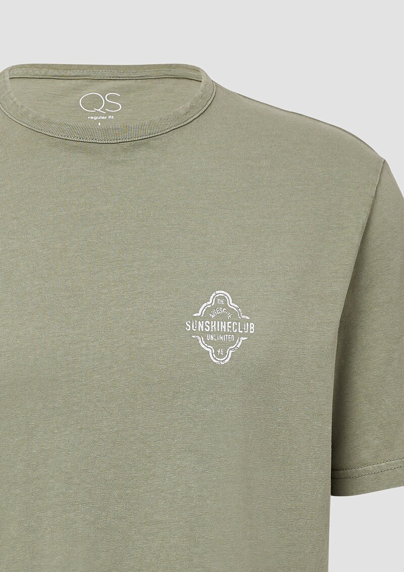 Gewaschenes T-Shirt mit Front- und Rückenprint