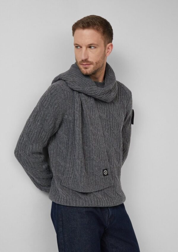 Strickschal aus Wolle mit Zopfmuster