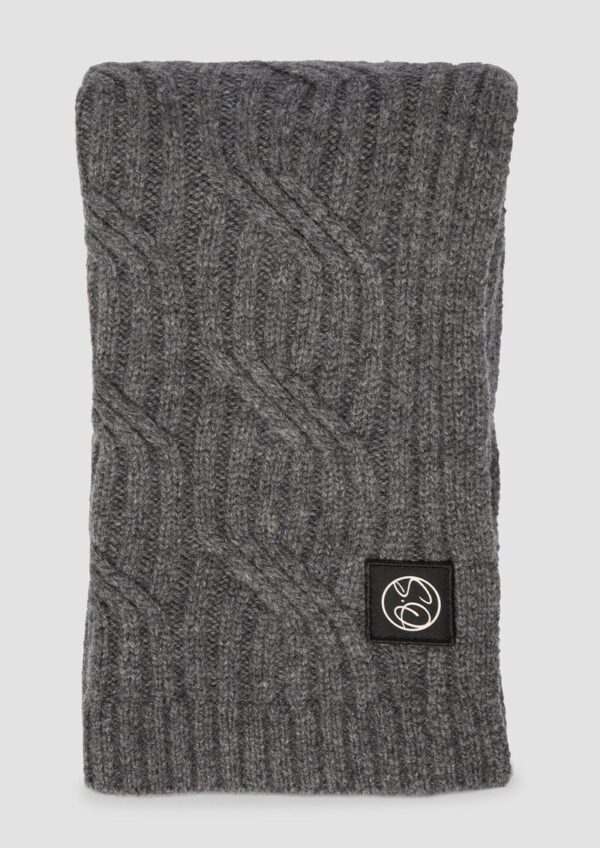 Strickschal aus Wolle mit Zopfmuster