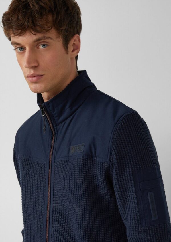 Sportive Strickjacke im Fabricmix mit Kontrastdetail