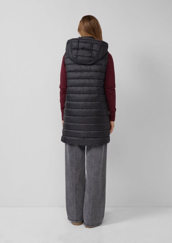 Lange wattierte Steppweste mit abnehmbarer Kapuze