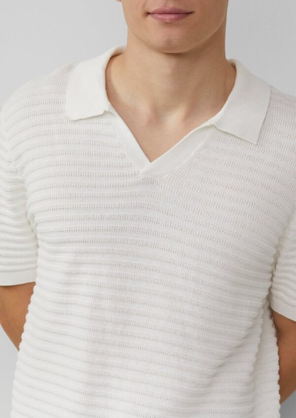 Strickpolo mit offenem Kragen und Struktur