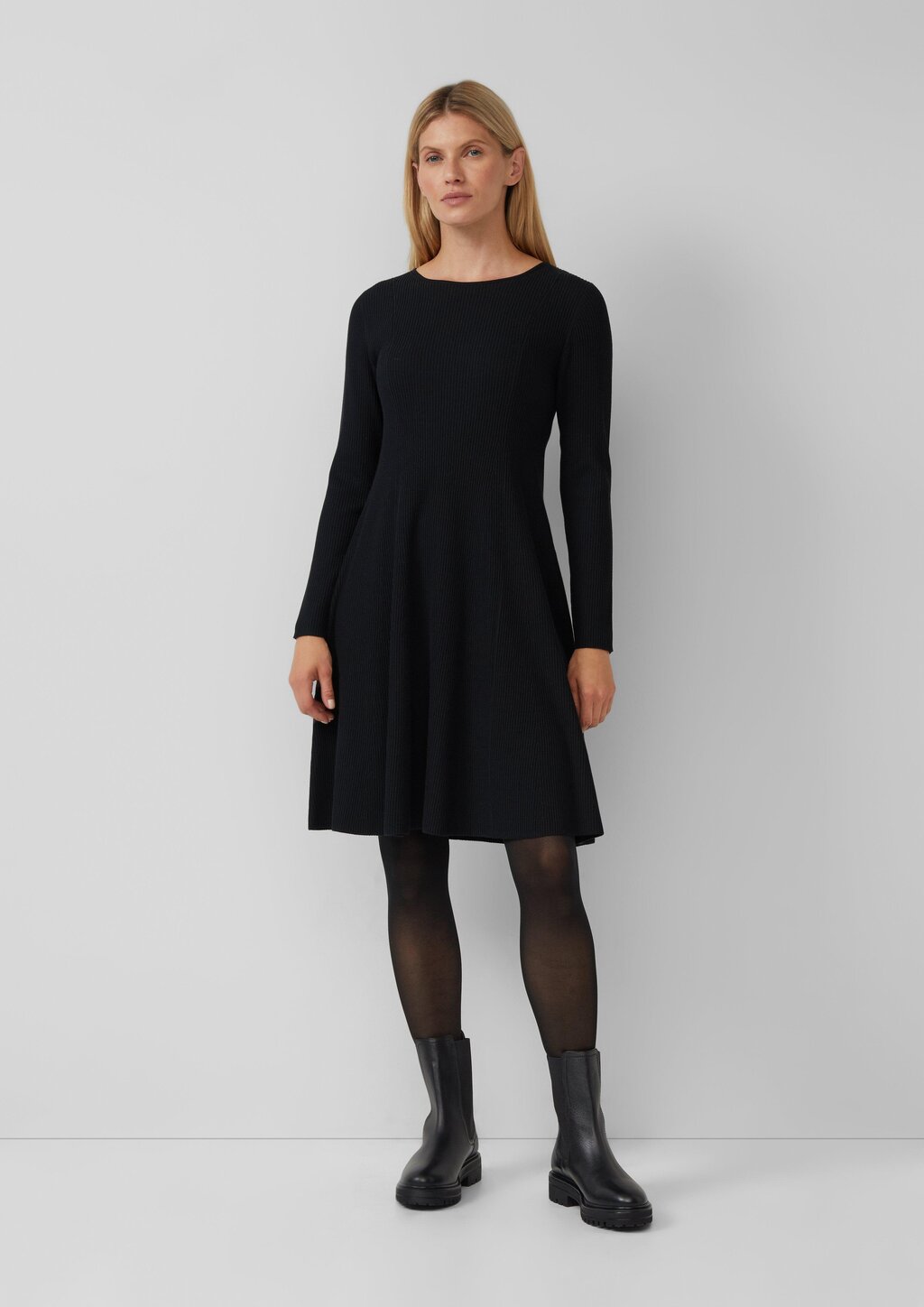 Ausgestelltes Feinstrick-Kleid mit Rippstruktur