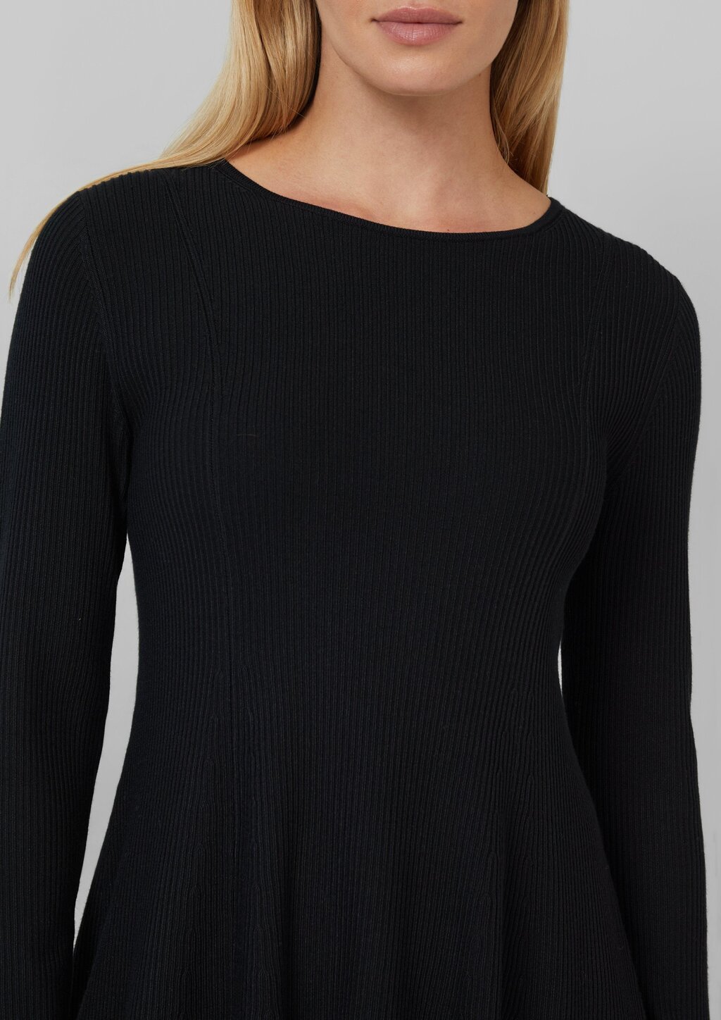 Ausgestelltes Feinstrick-Kleid mit Rippstruktur