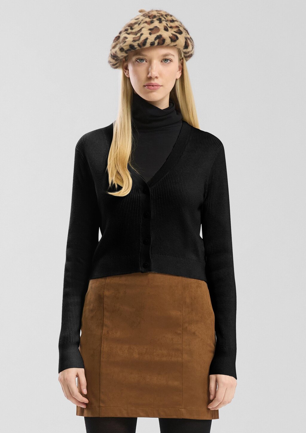 Verkürzte Strickjacke mit Rippstruktur