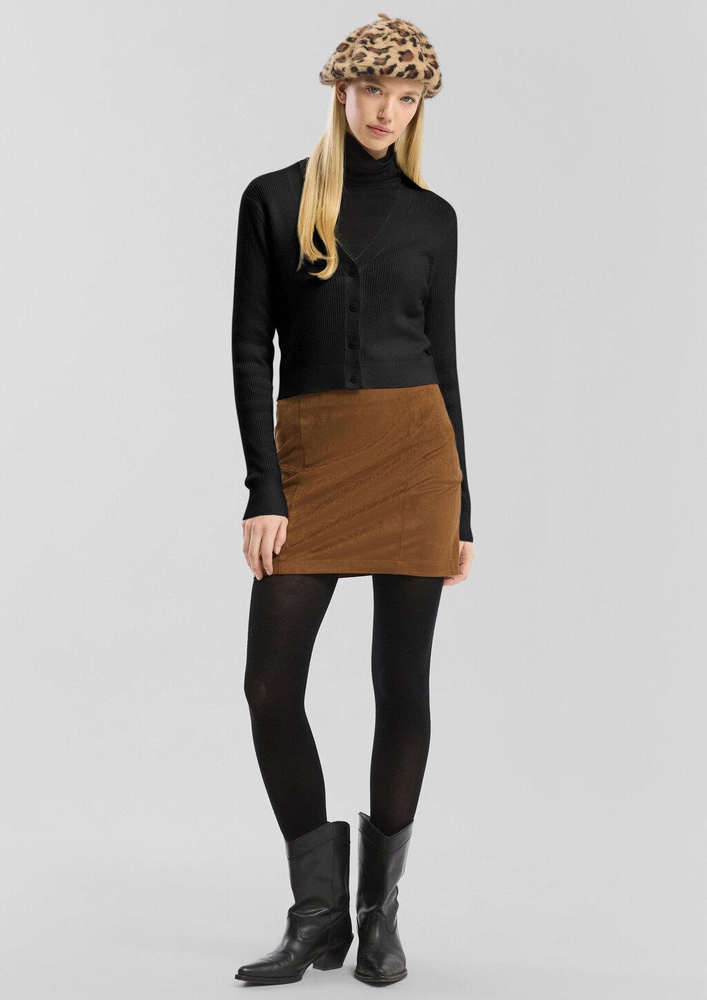 Verkürzte Strickjacke mit Rippstruktur