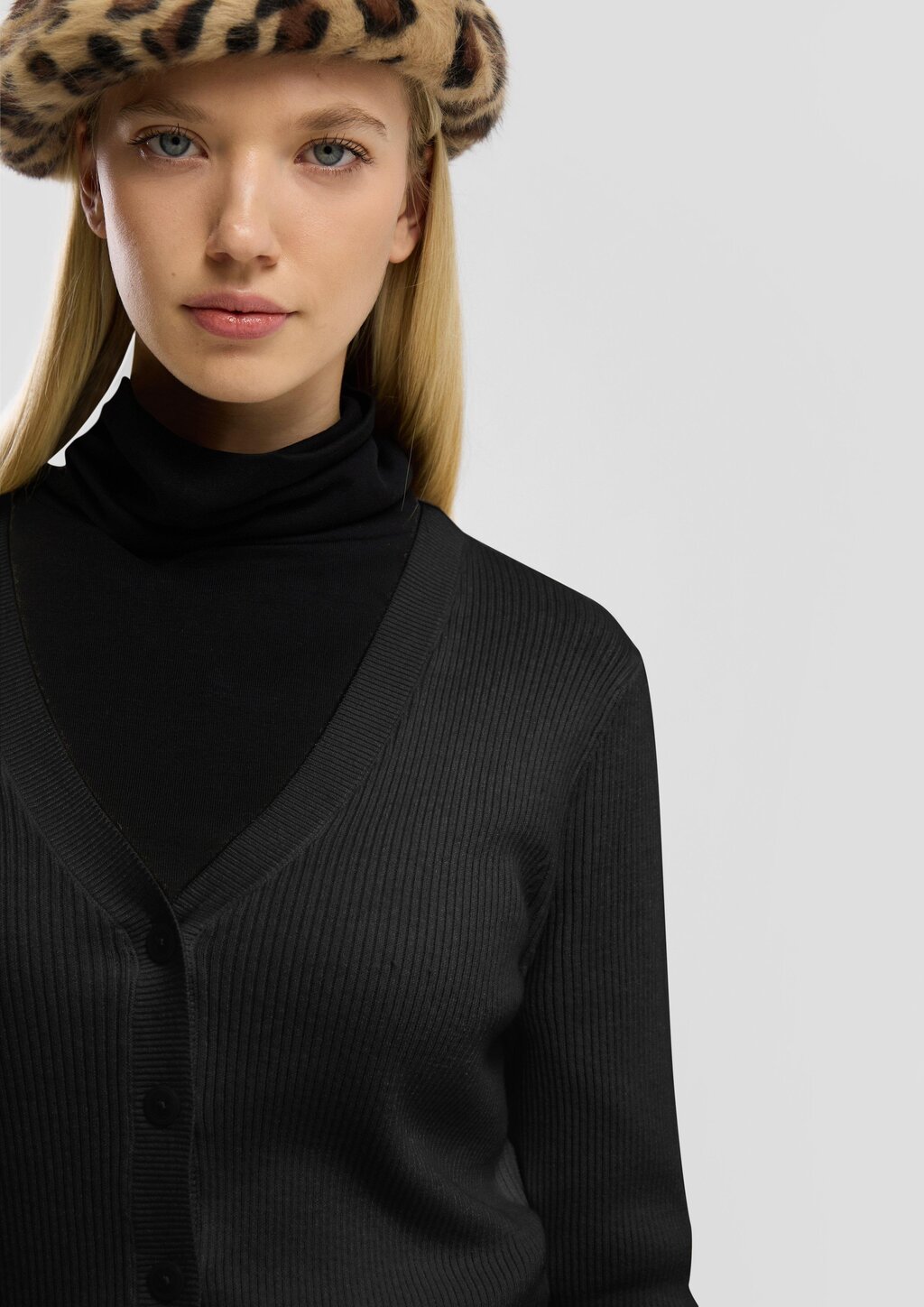 Verkürzte Strickjacke mit Rippstruktur