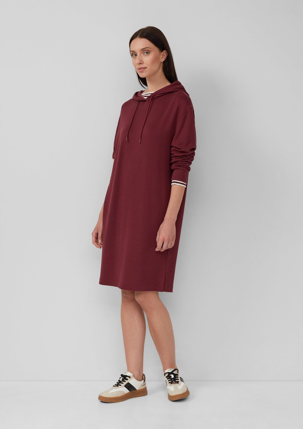 Scuba-Kleid mit Eingrifftaschen und Kapuze