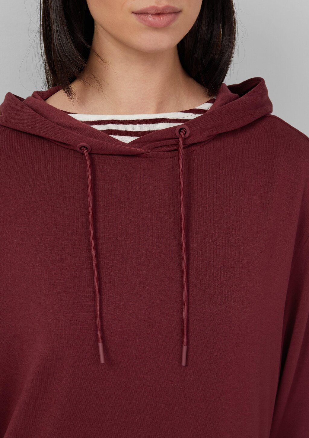 Scuba-Kleid mit Eingrifftaschen und Kapuze