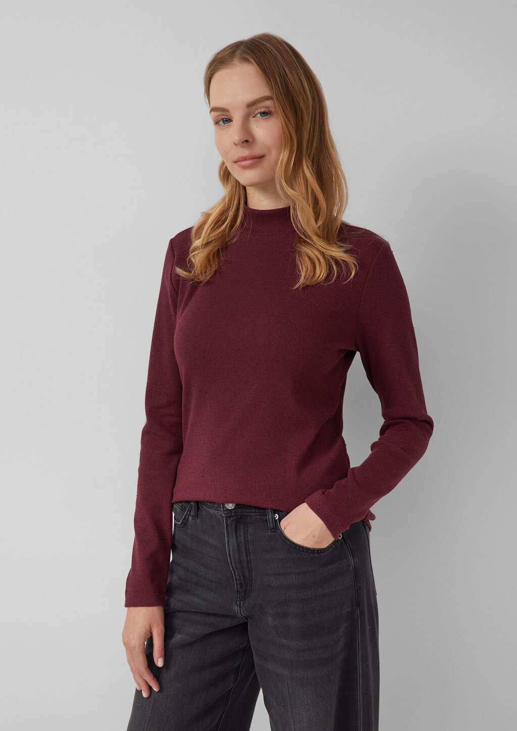 Geripptes Longsleeve im Slim Fit mit Stehkragen