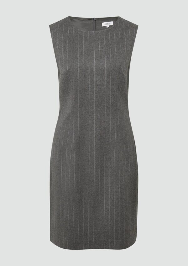 Kurzes gefüttertes Kleid mit Nadelstreifen