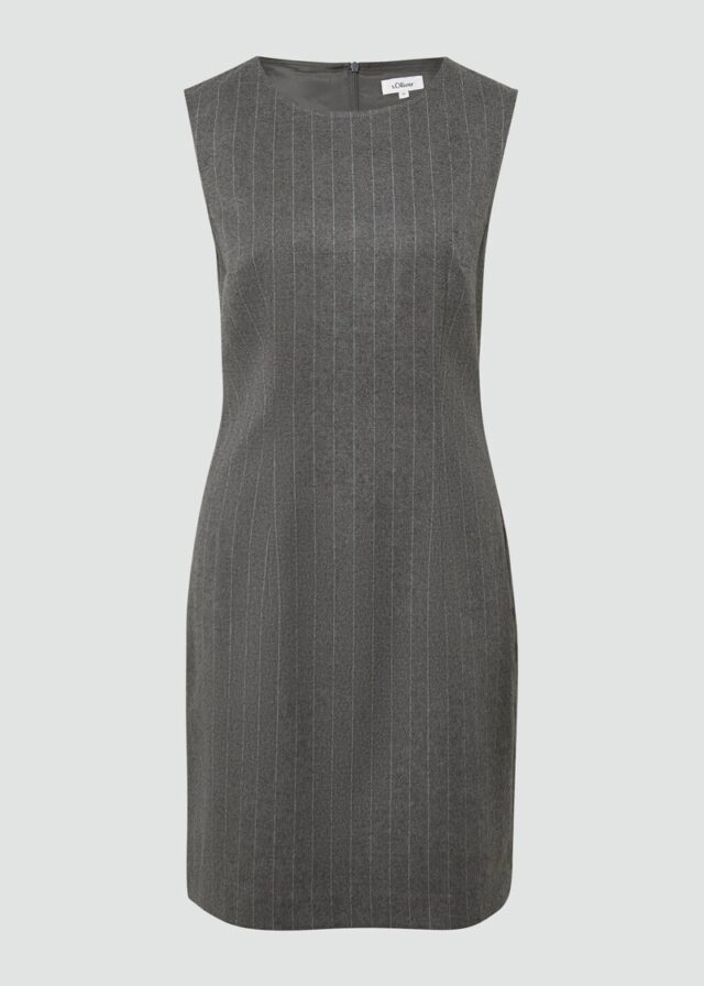 Kurzes gefüttertes Kleid mit Nadelstreifen