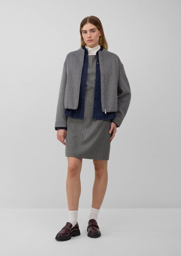 Kurzes gefüttertes Kleid mit Nadelstreifen