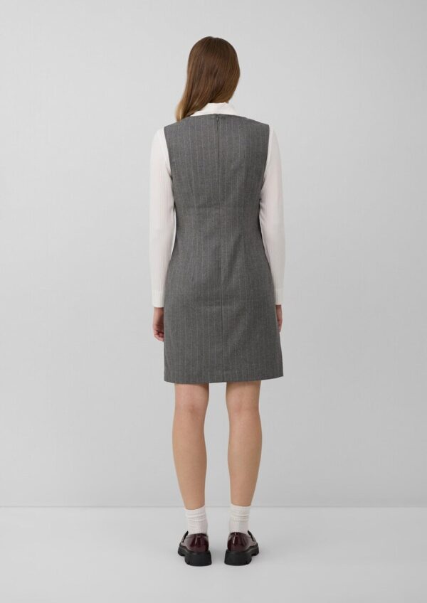 Kurzes gefüttertes Kleid mit Nadelstreifen