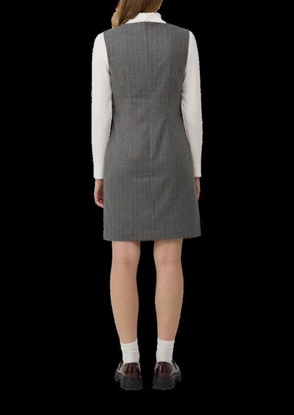 Kurzes gefüttertes Kleid mit Nadelstreifen