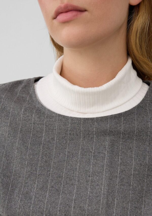 Kurzes gefüttertes Kleid mit Nadelstreifen