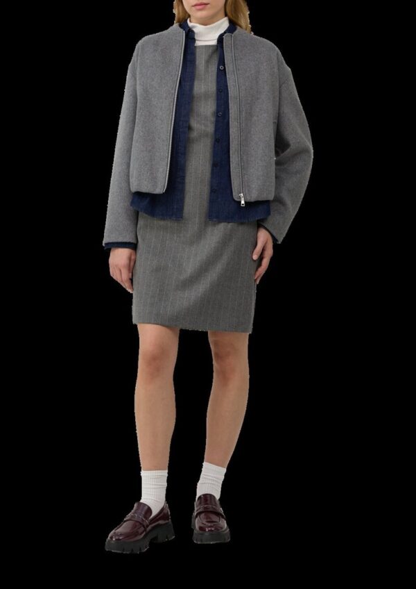 Kurzes gefüttertes Kleid mit Nadelstreifen