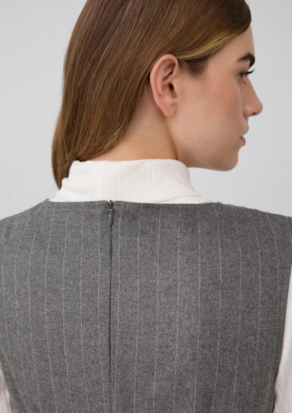 Kurzes gefüttertes Kleid mit Nadelstreifen