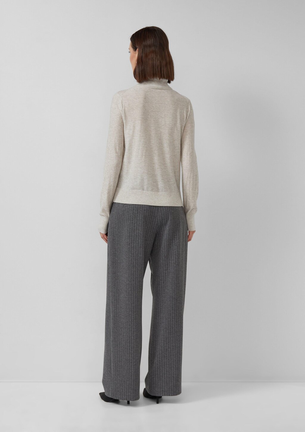 Rollkragenpullover mit feinen Pailletten