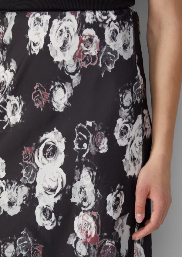 Rock mit All-over-Print in Satinoptik