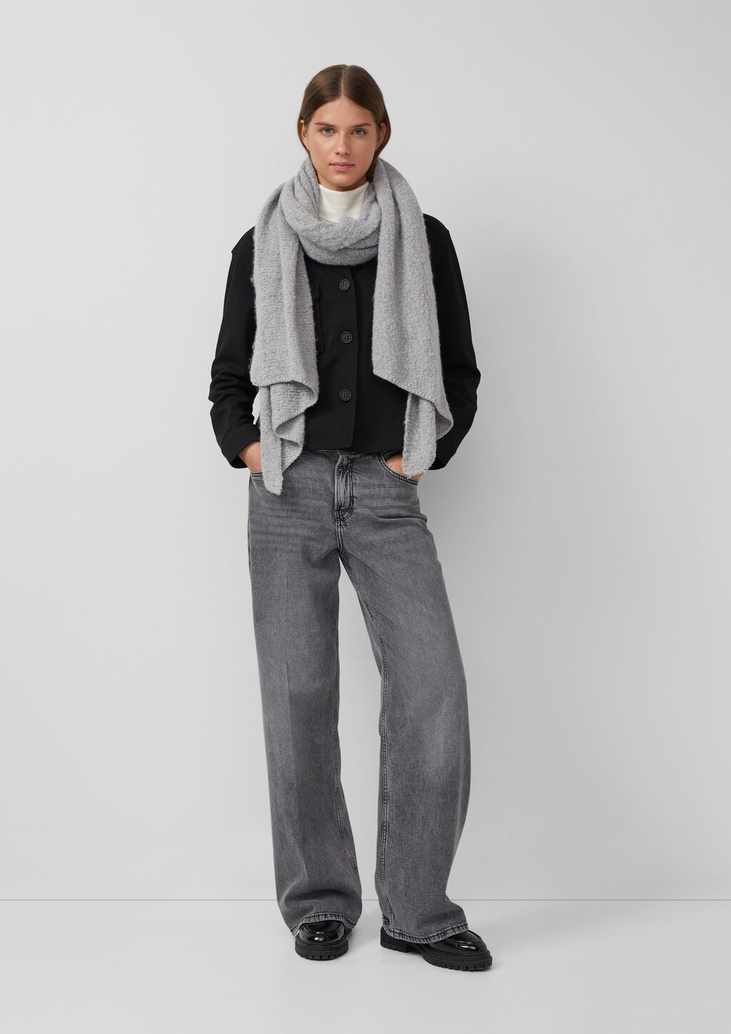 Bouclé-Schal mit abgeschrägten Enden