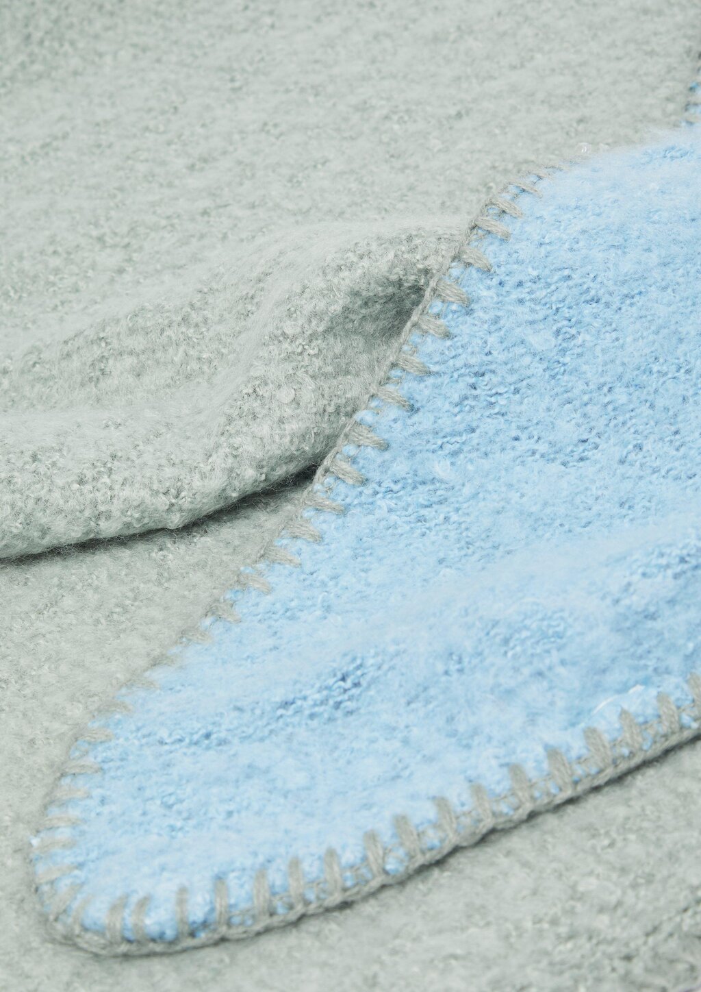 Weicher Schal aus Bouclé-Strick