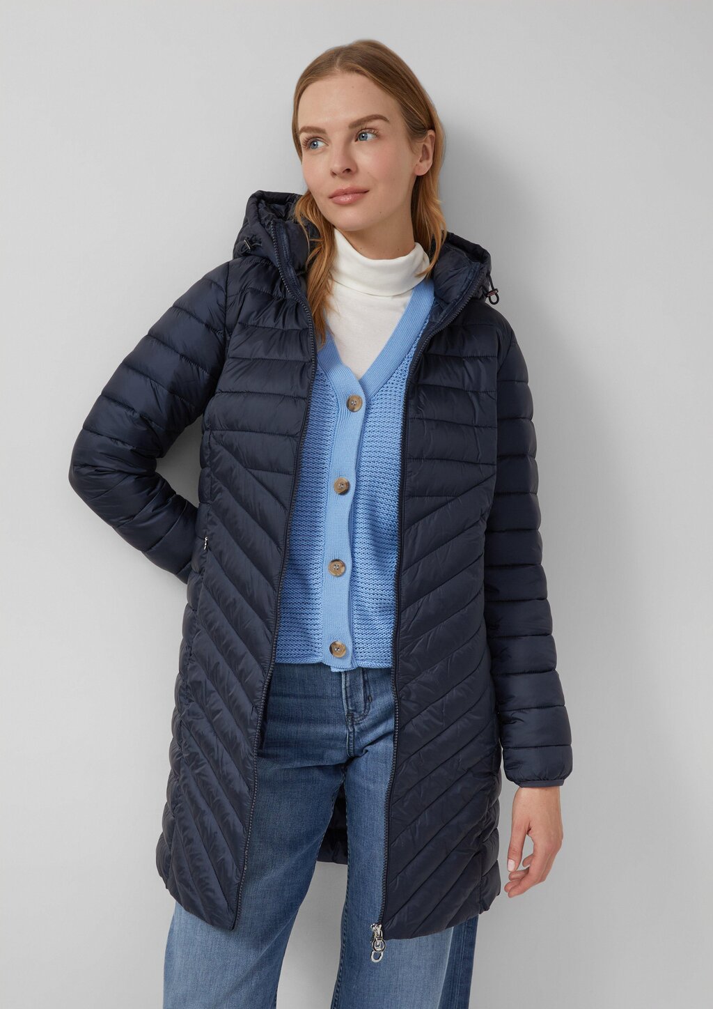 Packbarer leichter Mantel mit Zwei-Wege-Reißverschluss und abnehmbarer Kapuze