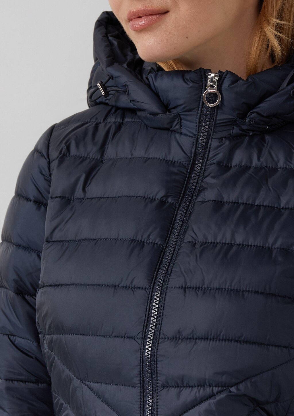 Packbarer leichter Mantel mit Zwei-Wege-Reißverschluss und abnehmbarer Kapuze