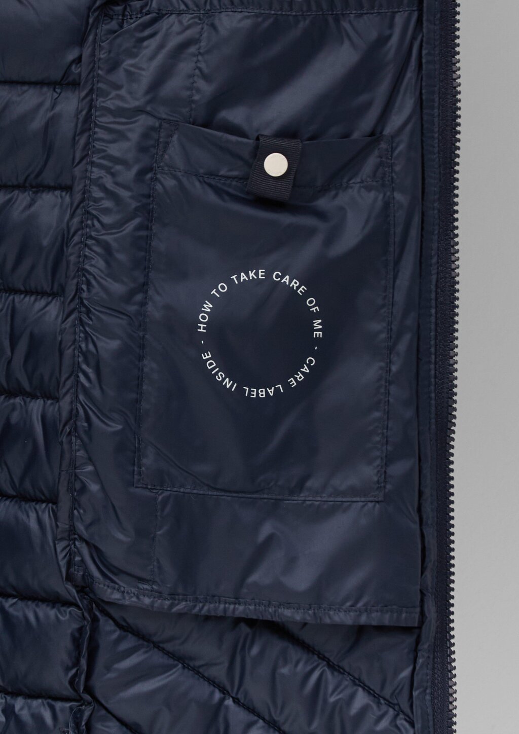 Packbarer leichter Mantel mit Zwei-Wege-Reißverschluss und abnehmbarer Kapuze