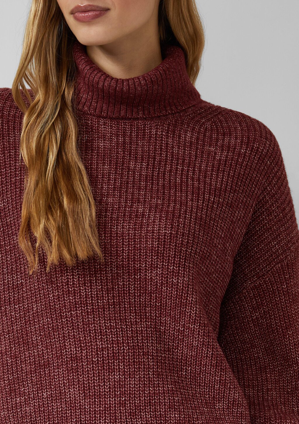 Oversize-Strickpullover mit weiten Ärmeln und Rollkragen