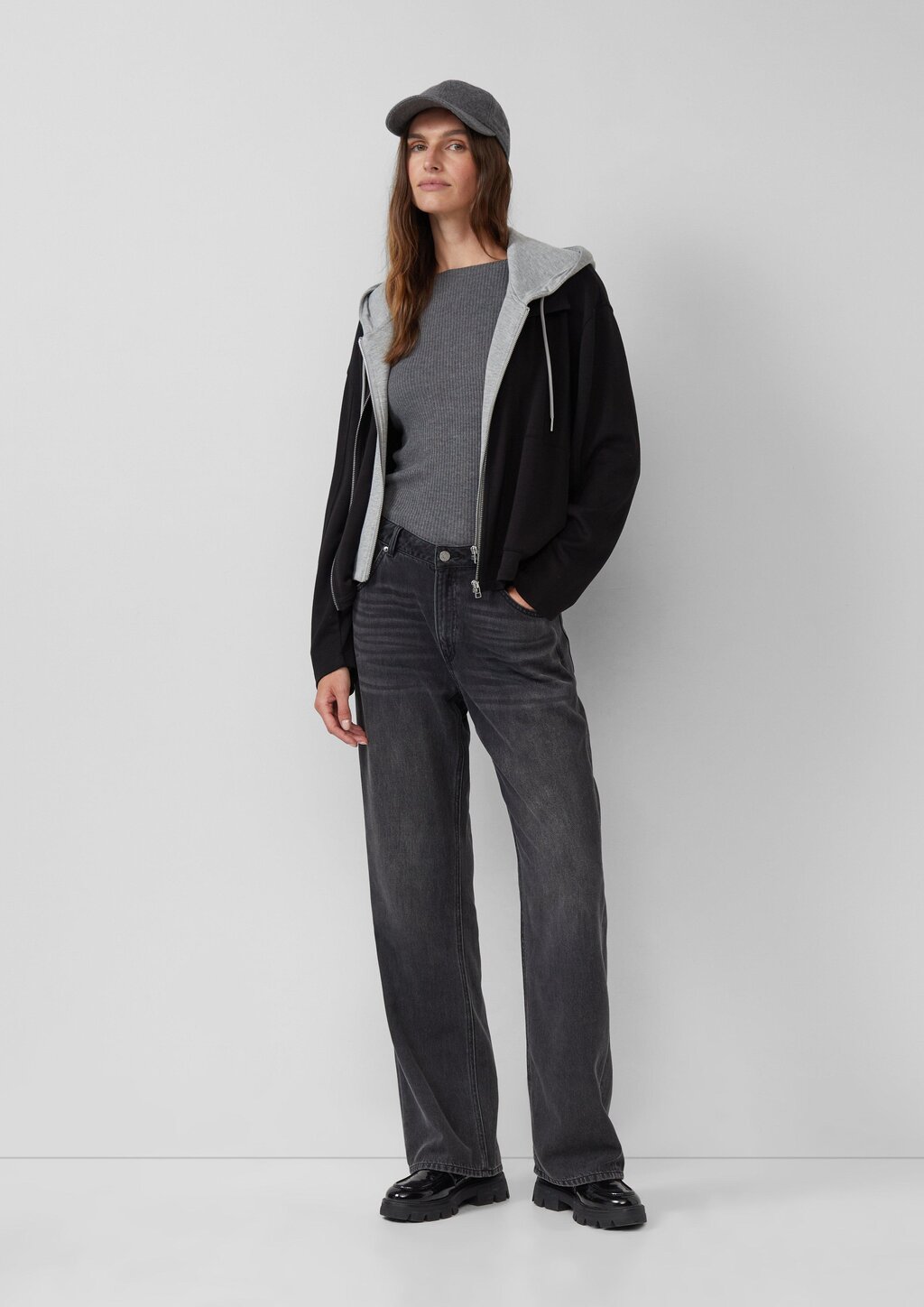 Geripptes Langarmshirt mit Knopf-Detail am Arm