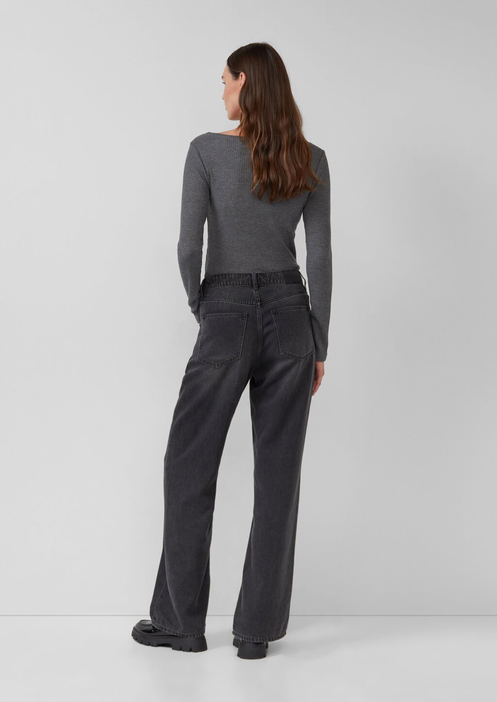 Geripptes Langarmshirt mit Knopf-Detail am Arm